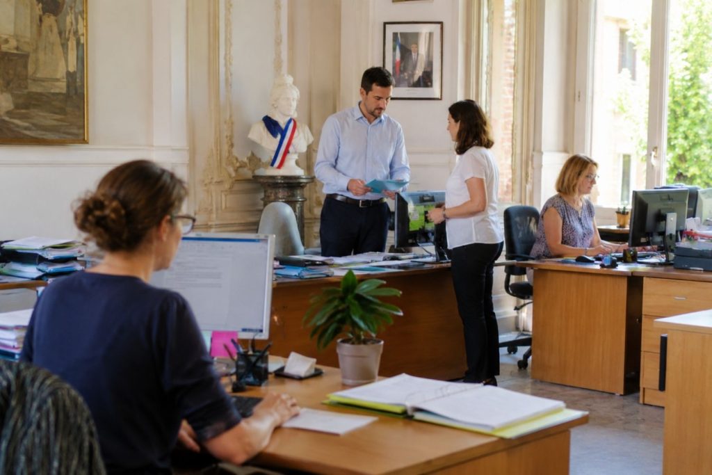 Travailler en mairie : Les clés pour un emploi stable et proche de chez vous